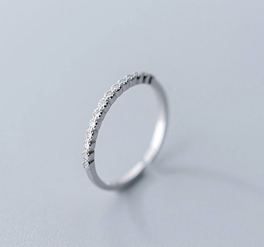 Nhẫn nửa hàng đá