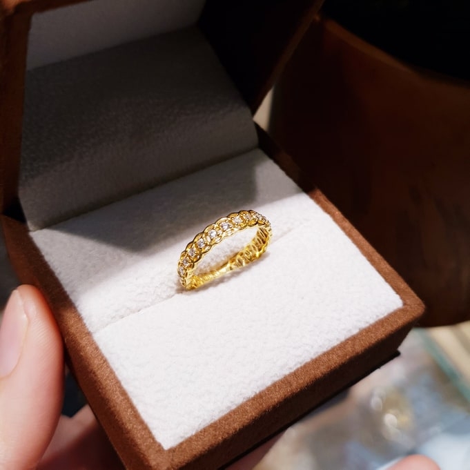 Sparkling gold 10k ring